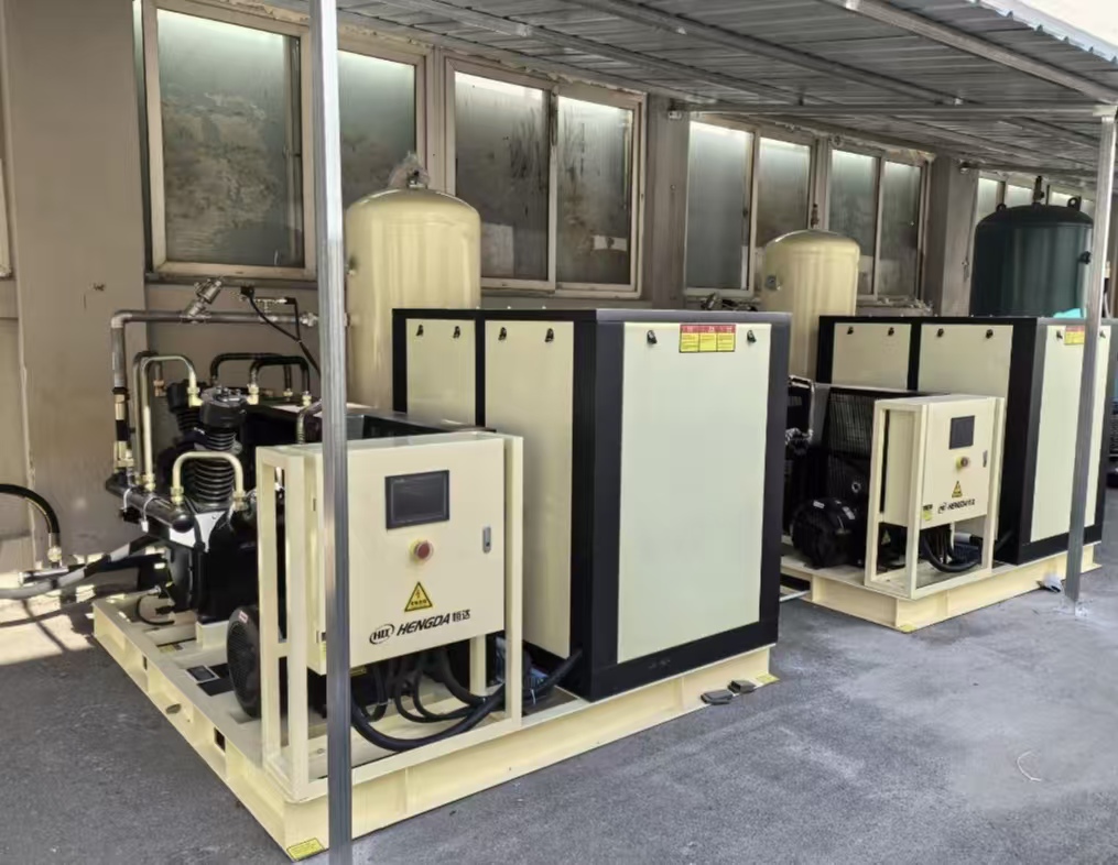 某吹瓶厂采购了恒达螺杆增压机